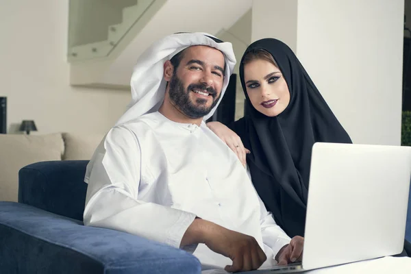 Casal de abraços no sofá — Fotografia de Stock