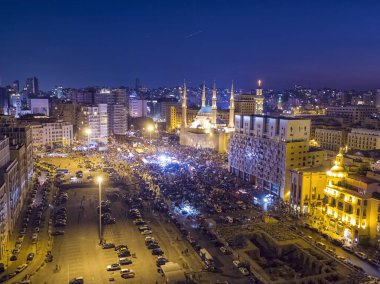Beyrut şehir merkezinde, Lübnan 'da hükümet ve Lübnan devrimine karşı yapılan protesto sırasında çekilen hava saldırısı.
