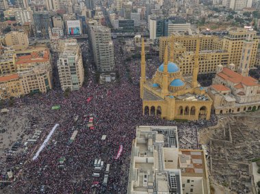 Beyrut şehir merkezinde, Lübnan 'da hükümet ve Lübnan devrimine karşı yapılan protesto sırasında çekilen hava saldırısı.
