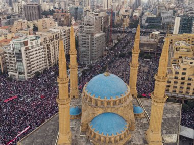 Beyrut şehir merkezinde, Lübnan 'da hükümet ve Lübnan devrimine karşı yapılan protesto sırasında çekilen hava saldırısı.