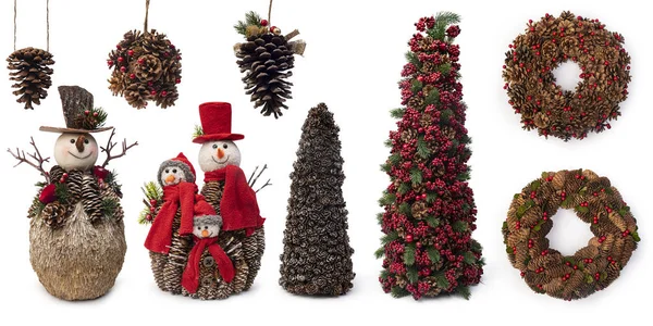 白い背景に隔離された松の配置のクリスマスの装飾要素 クリッピングパスが含まれて — ストック写真