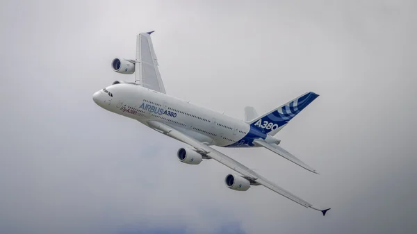 Airbus A380 in flight — Stock Photo, Image