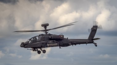 Apache helikopter uçuş
