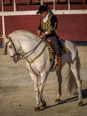 Geleneksel İspanyolca at binme