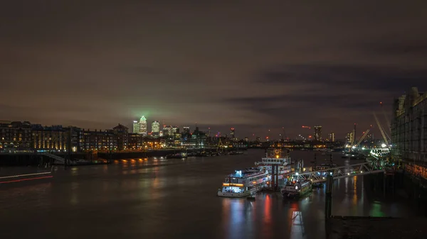 The River Thames, Лондон ночью — стоковое фото