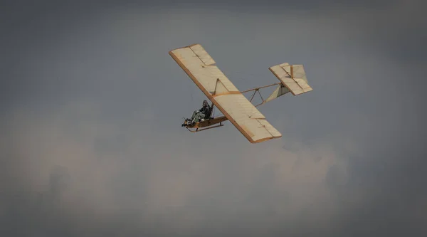 Aviones antiguos en vuelo —  Fotos de Stock