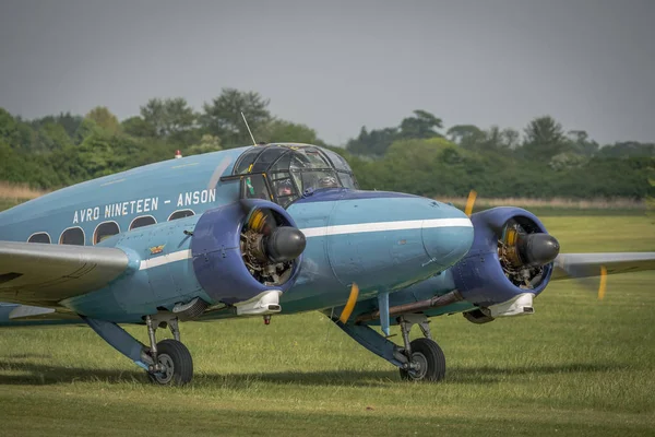 Vintage luftfartyg under flygning — Stockfoto