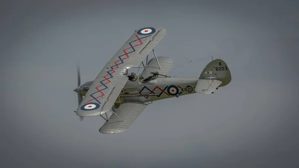 ビンテージ航空機飛行中 — ストック写真