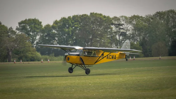 Vintage aircraft in flight — Stock Photo, Image