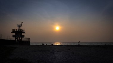 Deniz feneri sahilinde gün batımı Kochi Hindistan