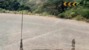Kozhikode, Hindistan 27 Kasım 2019: Wayanad 'dan Kozhikode Hindistan' a giden Ghat yolundan geçen bir taksinin görüntüleri