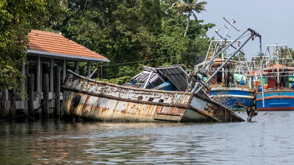 Βυθισμένη Αλιευτική Μηχανότρατα Στα Παράλια Της Κεράλα Ινδία — Φωτογραφία Αρχείου