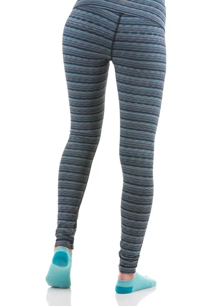 Sexy back view de pernas de mulher em forma e nádegas vestindo perneiras turquesa e cinza e meias azuis fazendo passo a frente — Fotografia de Stock
