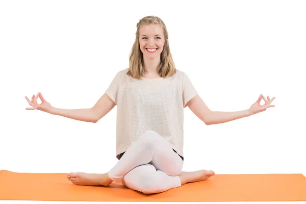 Mujer rubia hermosa feliz haciendo yoga en una estera —  Fotos de Stock