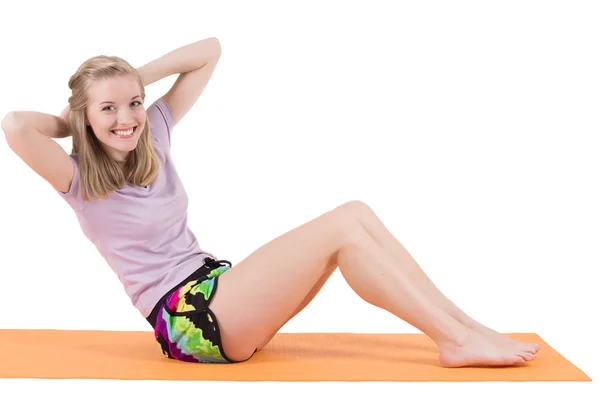 Улыбающаяся блондинка тренирует мышцы желудка на коврике — стоковое фото