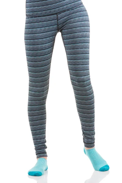 Framifrån av fit kvinna ben i färgglada randiga sport leggings och blå strumpor — Stockfoto