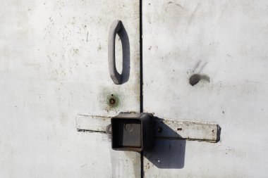 Gri metal garaj kapısı asma kilitler saplı