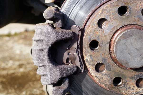 Almohadilla de freno dañada y rotor oxidado estropeado — Foto de Stock