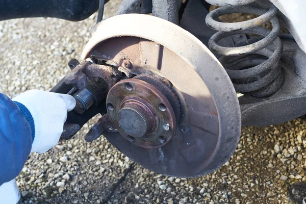 Mano mecánica durante el mantenimiento de un freno de pinza de un coche — Foto de Stock