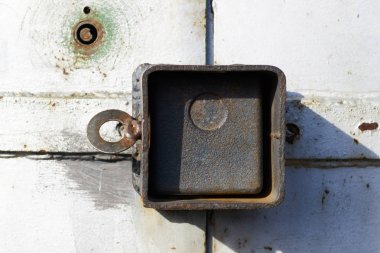 Gri metal asma kilit garaj kapısı