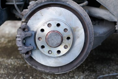 Değiştirilen yeni fren balataları ve rotor ayarlayın