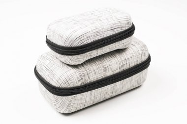 Uzaktan kumanda yalanlar üstüne beyaz gövdeli uçak için büyük durum için daha küçük kapalı durumda dış ve siyah çizgili desen beyaz arka plan üzerinde renkli