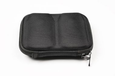 Beyaz arka plan üzerinde dron pilleri için siyah çantası önden görünümü