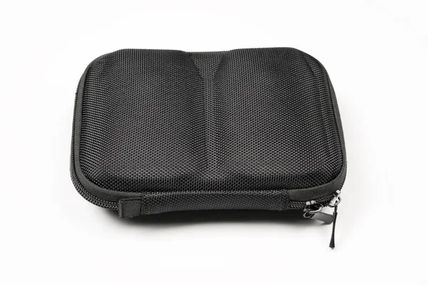 Beyaz arka plan üzerinde dron pilleri için siyah çantası önden görünümü