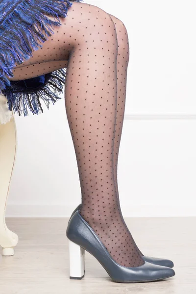 Lekeli koyu mavi ayakkabı yüksek beyaz topuklu siyah tayt kılavuzunda bacaklarda kadın — Stok fotoğraf
