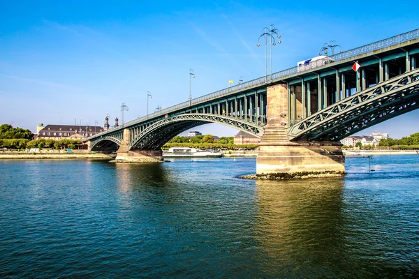 Bridge on the Rhine river, in Mainz, Germany — Stock Photo, Image