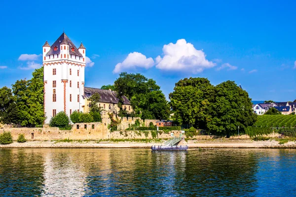 Eltville am Rhein, a lo largo del río Rin en Alemania — Foto de Stock