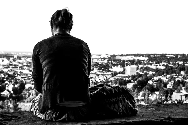 Silhouet Van Een Eenzaam Meisje Zittend Rand Van Parapet Van — Stockfoto