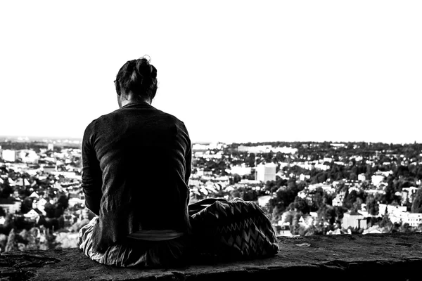 Sylwetka Samotna Dziewczyna Siedzi Skraju Parapet Belvedere — Zdjęcie stockowe