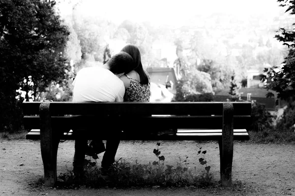 Влюбленная пара, флиртующая на скамейке — стоковое фото