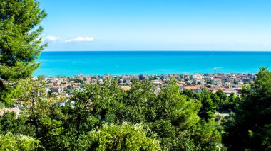 arka planda Adriyatik Denizi ile İtalya Pescara şehir görünümünü