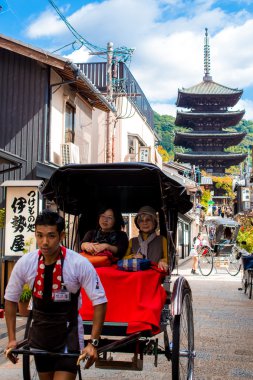 Japon Kyoto eski sokaklarında turist taşıyan jinrikisha, denilen rickshaws çekti