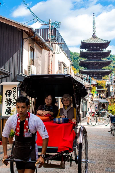 日本黄包车称为 jinrikisha，运载游客通过京都老街 — 图库照片
