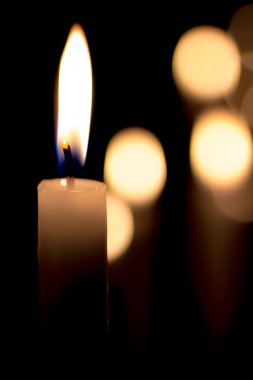 Karanlıkta mum yakmak