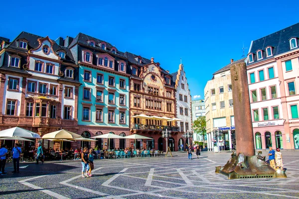 Insanlar Pazar Meydanı, eski kasaba Mainz, Almanya — Stok fotoğraf
