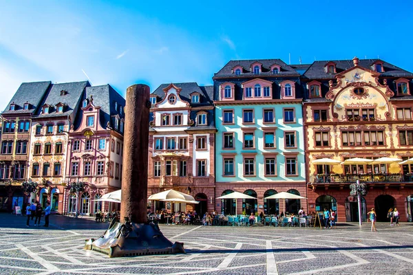 Insanlar Pazar Meydanı, eski kasaba Mainz, Almanya — Stok fotoğraf