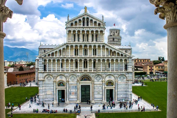 A catedral medieval da Arquidiocese de Pisa, dedicada a Santa Maria Assunta, O coração da Piazza dei Miracoli, com a Torre Inclinada em Pisa, Itália — Fotografia de Stock