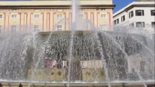 De fontein in de beroemde De Ferraris, Genua — Stockvideo