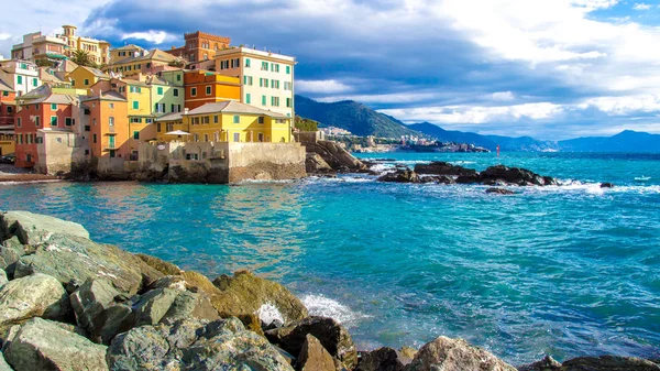 Boccadasse 在意大利的热那亚区的看起来像在海边的一个小村庄 — 图库照片
