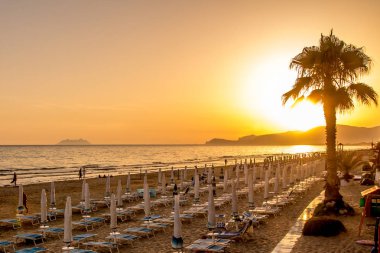 Sperlonga, İtalya'nın sahilde günbatımı