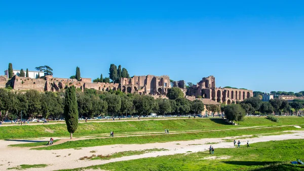 Circo Máximo e ruínas do monte Palatino, em Roma, Itália — Fotografia de Stock