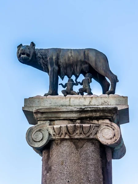El Lobo Capitolino: Estatua del lobo amamantando a Rómulo y Remo — Foto de Stock