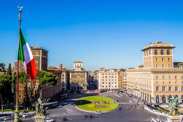 Řím, Itálie – 31. října 2016 - turisté v Piazza Venezia — Stock fotografie