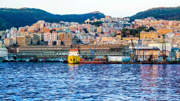 Der Hafen von Genua in Italien — Stockfoto