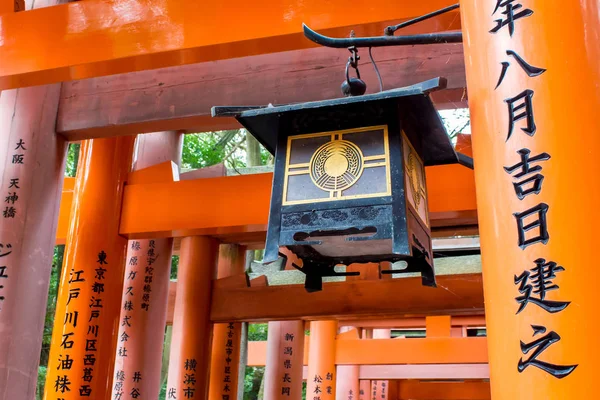 在京都的伏见 Inari 神社 Tsuridourou 灯笼 — 图库照片