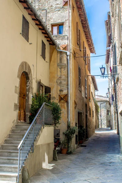 코르토 나, 토스카나, 이탈리아에서에서의 시내 골목 — 스톡 사진